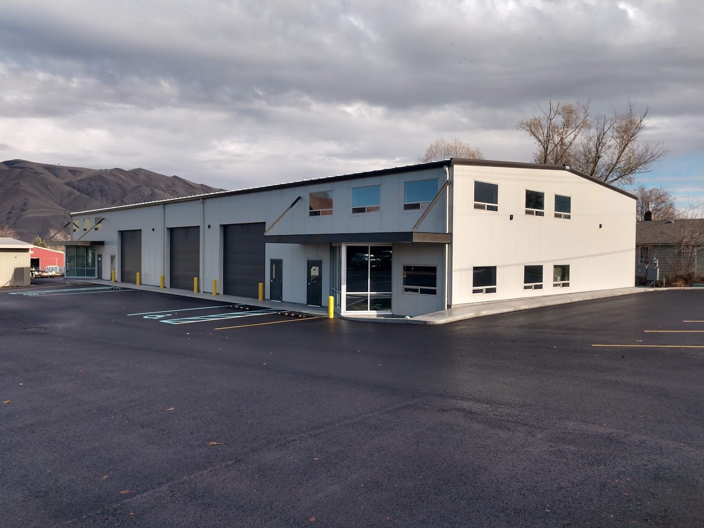 Pre engineered steel building with insulated metal panels in Clarkston Washington. Offices with store front entrances and plenty of natural lighting.